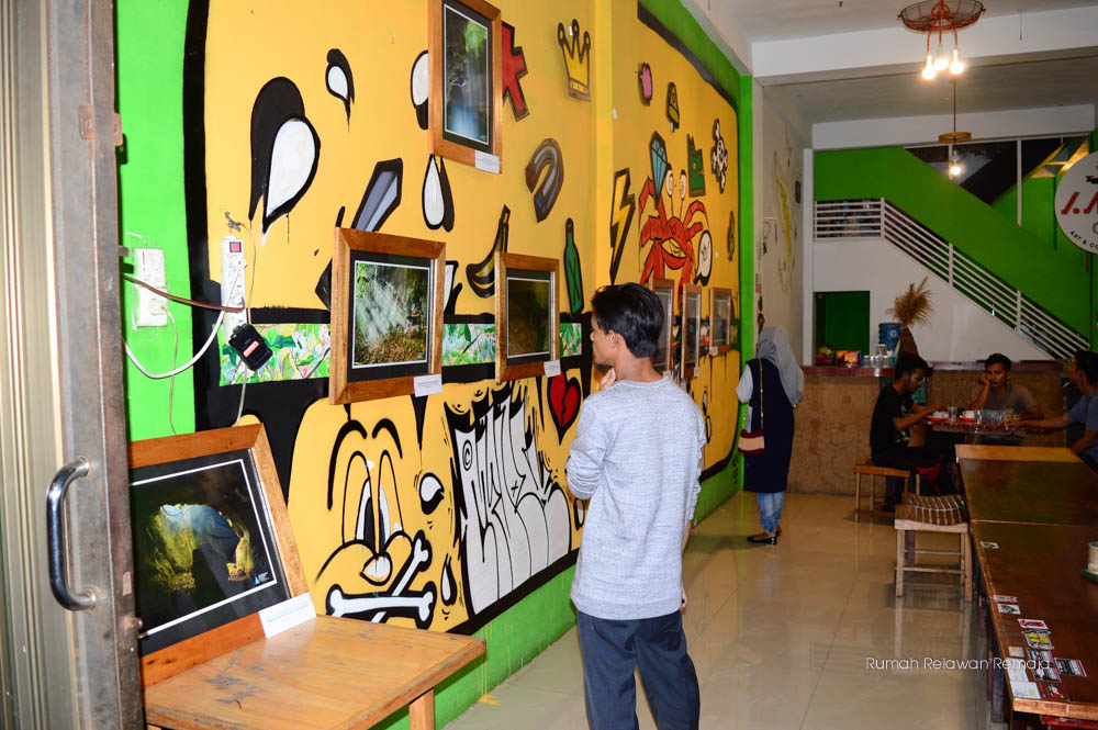 Pameran foto goa dan penampilan musik dan puisi di Aman Cafe